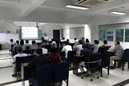 華謀咨詢?yōu)槟常揖咧圃煨袠I(yè)）公司進行金牌班組培訓